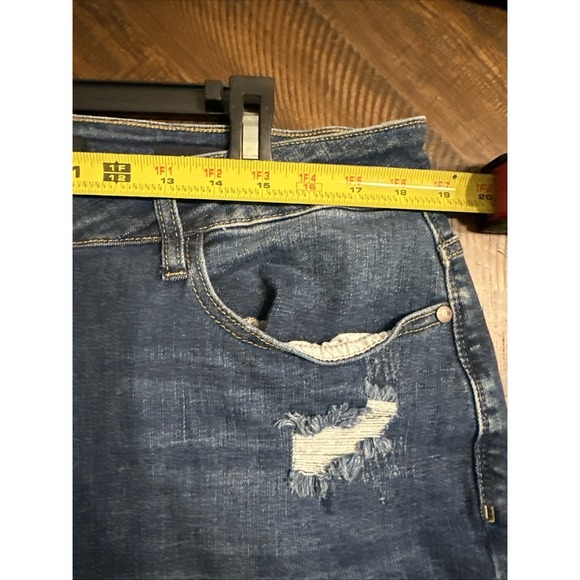 Judy Blue Jean Womens 18W Medium Wash Relaxed Fit Distressed High Rise Cropped - Picture 7 of 8
